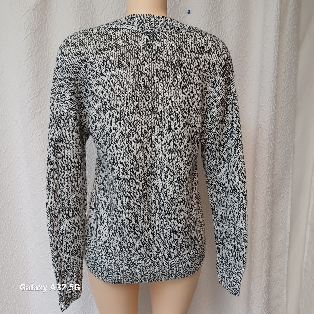 Victoria's Secret Women Size S Black and White V-Neck Sweater - Picture 10 of 13